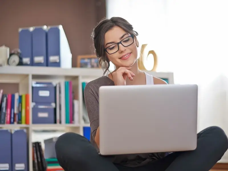 Estudante virtual assistindo aula online
