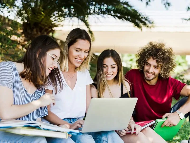 Grupo de estudantes interagindo em uma videoconferência durante curso online