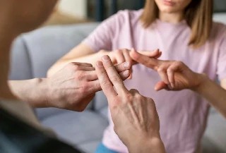 Curso gratuito de Aperfeiçoamento em Libras