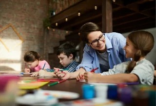 Curso gratuito de Cuidador Escolar na Educação Infantil