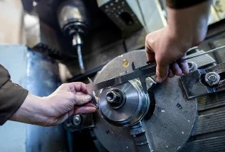 Curso gratuito de Torneiro Mecânico